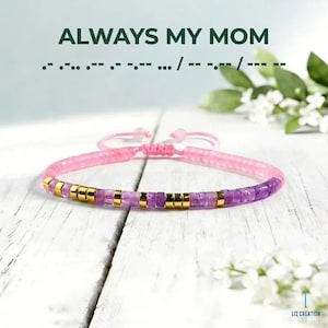 Peut inclure: Ensemble de trois mugs en céramique avec une finition mate et mouchetée. Les tasses sont de couleur crème, marron clair et marron foncé. Chaque mug a un design simple et minimaliste.