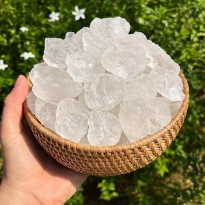 5 piedras de cuarzo transparente en bruto: cristales de cuarzo transparente en bruto naturales, piedras preciosas para el chakra de la corona, especímenes minerales, cristales metafísicos de regalo.