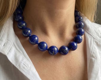 Collar de lapislázuli anudado a mano, gargantilla grande de cristal azul real con gema gruesa • Joyería llamativa