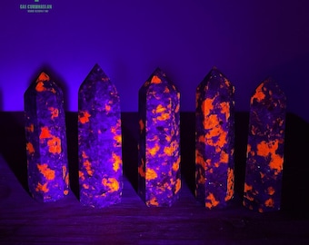 Torre de yooperlita natural - Punta de cristal de fuego brillante reactiva a los rayos UV - Obelisco de sienita fluorescente - Decoración de escritorio