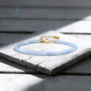 Bracelet de guérison minimaliste en cristal aigue-marine - Bracelet délicat de pierres précieuses naturelles - Pierre de naissance de mars, chakra de la gorge image 3