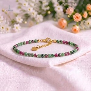 Minimalistisches Rubin-Zoisit-Heilkristallarmband – Zartes, natürliches Anyolith-Edelsteinarmband – Herz- und Wurzelchakra