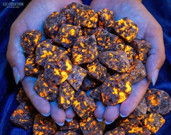 Piedra de yooperlita en bruto - Cristales de sodalita fluorescentes UV sin pulir - Rocas de fuego brillantes, especímenes minerales