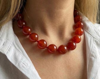 Collana annodata a mano con corniola rossa, girocollo con pietre preziose di cristallo grandi e vistose • Gioielli naturali di grande impatto 14 mm