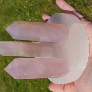 K&ouml;nnte beinhalten: Set aus drei Keramikbechern mit gesprenkelter, matter Oberfl&auml;che. Die Becher sind in Creme-, Hellgrau- und Dunkelgraut&ouml;nen gehalten. Schlichtes, minimalistisches Design.