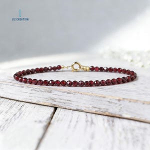 Pulsera minimalista de cristal de granate: delicada pulsera de piedra preciosa roja natural, piedra natal de enero, chakra raíz.