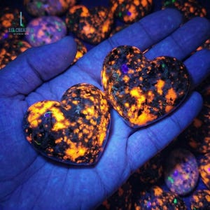 Corazones de piedra de yooperlita natural - Cristales de sodalita fluorescentes UV - Piedra de roca de fuego brillante - Especímenes minerales imagen 1