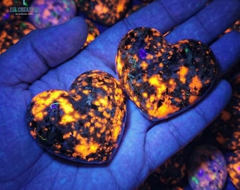 Corazones de piedra de yooperlita natural - Cristales de sodalita fluorescentes UV - Piedra de roca de fuego brillante - Especímenes minerales