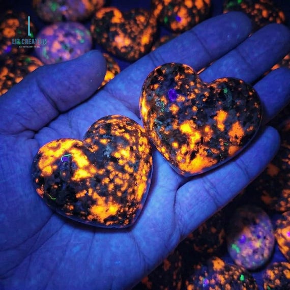 Natural Yooperlite Stone Hearts - UV Fluorescent Sodalite Crystals - Glowing Fire Rock Stone - Mineral Specimens