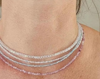 Halsband med facetterade pärlor i helande kristaller, minimalistisk choker, fint halsband med jordande kristaller i natursten