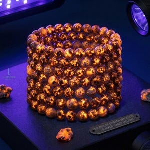 Armband van natuurlijke Yooperlietsteen - UV-reactieve vlamkristallen vuursteenarmband, stralend Halloween-cadeau