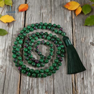 Collar Mala de Zoisita Rubí: Borla Anudada de 108 Cuentas, Cristal de Anyolita Natural, Joyería de Yoga, Regalo