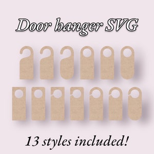 Pode incluir: Uma coleção de 13 designs SVG de cabides de porta em várias formas, feitos de um material castanho claro. O texto "Door hanger SVG" está no topo e "13 styles included!" na parte inferior, sobre um fundo rosa suave.
