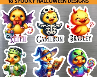 Könnte beinhalten: Personalisierte Entenmagnete mit 18 gruseligen Halloween-Designs. Die Magnete zeigen Cartoon-Enten in Halloween-Kostümen, darunter ein Vampir, ein Skelett, ein Teufel, Frankenstein, ein Zauberer und ein Außerirdischer. Jeder Magnet hat einen Namen.