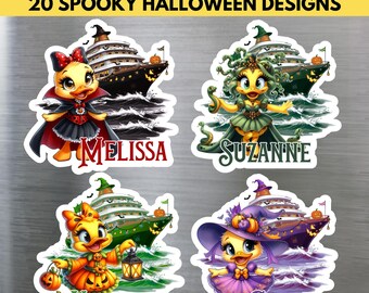 Könnte beinhalten: Vier personalisierte Enten-Magnete mit Halloween-Motiven. Eine Ente als Vampir namens Melissa, eine als Medusa namens Suzanne, eine als Kürbis-Ente namens Nicole und eine als Hexe namens Gina. Jedes Motiv zeigt im Hintergrund ein Kreuzfahrtschiff.