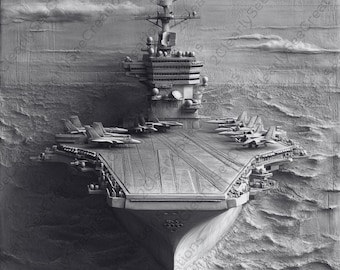 Op de afbeelding: Een grijswaardenbeeld van een grote vliegdekschip met straaljagers op het dek. De vliegdekschip bevindt zich in het water en de achtergrond is een bewolkte lucht.