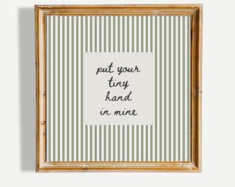 Put Your Tiny Hand In Mine Minimalistischer Salbei grüner Kunstdruck Baby Zimmer Dekor Süßes Zitat Newborn Geschenk Ästhetisches Poster UNGERAHMT