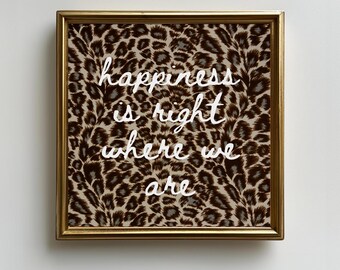 Happiness Is Right Where We Are Leopard-Druck-neutrales Zitat-Wand-Dekor Gemütliches Schlafzimmer-Poster UNGERAHMT Druck
