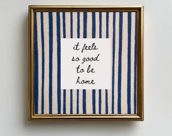 "Es fühlt sich so gut an, zu Hause zu sein, blau gestreiftes Küstendekor, minimalistisches Zitat Wohnzimmer, Eingangsbereich, Wandkunst, UNGERAHMT Druck."