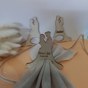 Porte serviette et Marque-places couple mariage en bois personnalisé