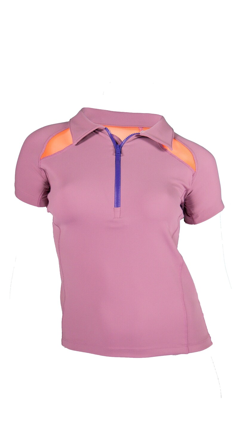 Pode incluir: Uma camisa de manga curta de cor malva com z&iacute;per roxo e pain&eacute;is de malha laranja nos ombros.