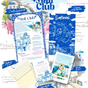 Puede incluir: Un set de papelería que incluye una hoja informativa azul y blanca titulada Mail Club, un mapa azul de Santorini, un sobre de 12,7x17,8 cm, un calendario de julio de 2026 de 8,9x6,4 cm y una lámina de acuarela de 12,7x17,8 cm de Santorini.