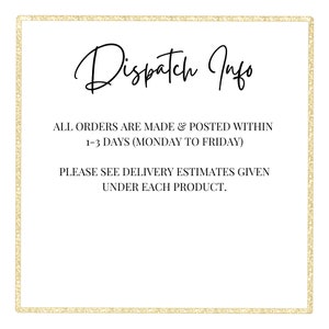 Op de afbeelding: Een vierkant bord met een gouden glitterrand en een witte achtergrond met zwarte tekst: Dispatch Info. ALL ORDERS ARE MADE & POSTED WITHIN 1-3 DAYS (MONDAY TO FRIDAY). PLEASE SEE DELIVERY ESTIMATES GIVEN UNDER EACH PRODUCT.