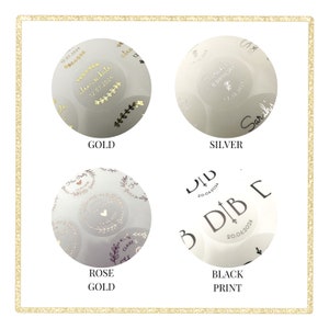 Op de afbeelding: Vier ronde stickervellen met gepersonaliseerde ontwerpen in goud, zilver, ros&eacute;goud en zwarte opdruk. De stickers tonen diverse namen, datums en botanische motieven, waaronder teksten zoals alex & kate, Sarah's Birthday, Hen Party en de initialen D|B.