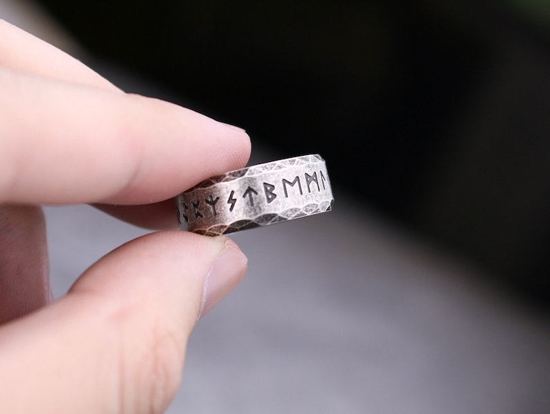 Anillo vikingo hecho a mano Anillo de runa nórdica para hombres amuleto de anillo vikingo de acero inoxidable / Regalo pagano / regalo de joyería / joyería gótica imagen 7