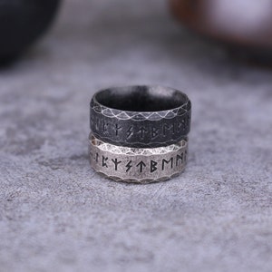 Anillo vikingo hecho a mano Anillo de runa nórdica para hombres amuleto de anillo vikingo de acero inoxidable / Regalo pagano / regalo de joyería / joyería gótica imagen 2