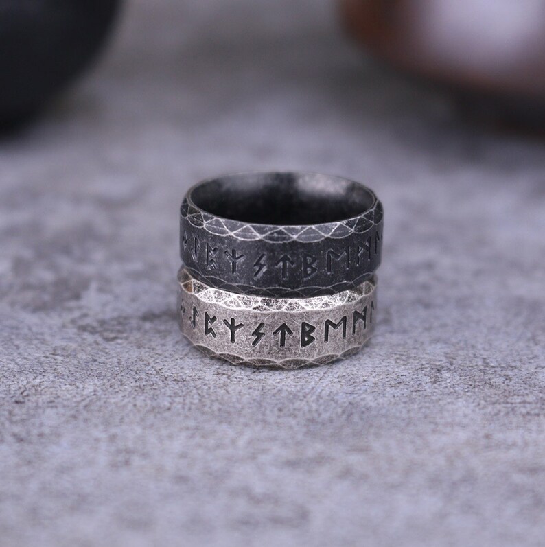 Anillo vikingo hecho a mano Anillo de runa nórdica para hombres amuleto de anillo vikingo de acero inoxidable / Regalo pagano / regalo de joyería / joyería gótica imagen 2