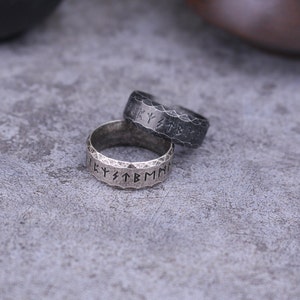 Anillo vikingo hecho a mano Anillo de runa nórdica para hombres amuleto de anillo vikingo de acero inoxidable / Regalo pagano / regalo de joyería / joyería gótica imagen 4