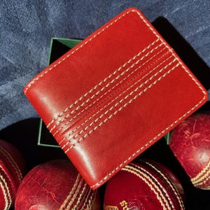 Limited Edition Spieler Cricket Ball schlanke Bi-Fold-Geldbörse aus hochwertigem, weichem Leder