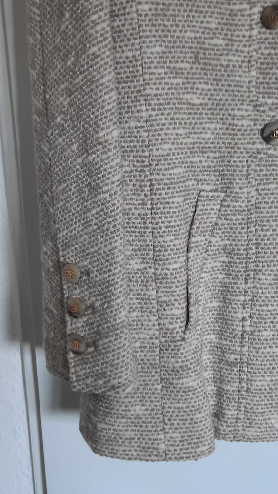 CHANEL BOUTIQUE wool jacket/blazer, beige boucle,… - image 6