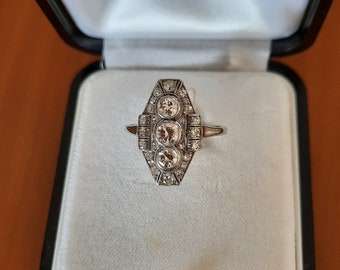 ART DECO Ring, mit 3 Diamanten in Weißgold gefasst und kleineren Brillanten um 1920,  RG 17 mm 54