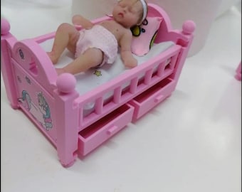 OOAK siliconen mini-babypop met roze ledikant: handgeschilderde micro-preemie