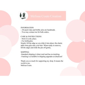 K&ouml;nnte beinhalten: Eine wei&szlig;e Karte mit rosa Kreisen im Hintergrund und schwarzem Text. Der Text lautet "Melissa Couto Creation", "Informationen", "Alle Perlenclips und Haarnadeln sind handgefertigt", "Sie k&ouml;nnen mich f&uuml;r Gro&szlig;bestellungen kontaktieren", "Pflege und Anleitung", "An einem trockenen Ort aufbewahren", "F&uuml;r Haarnadeln: Heben Sie einfach die Kante an, wenn Sie sie an Ort und Stelle schieben; das Gummiband sorgt f&uuml;r zus&auml;tzlichen Halt auf Ihrem Haar. Wenn Sie bereit sind, sie zu entfernen, heben Sie die Kanten an und schieben Sie die Nadel vorsichtig ab.", "Versand", "Der Standardversand erfolgt per Briefpost und hat keine Sendungsverfolgung", "Sendungsverfolgung ist in Versand-Upgrades an der Kasse verf&uuml;gbar!", "Vielen Dank f&uuml;r Ihre Unterst&uuml;tzung meines Shops. Es bedeutet mir die Welt, Melissa Couto."