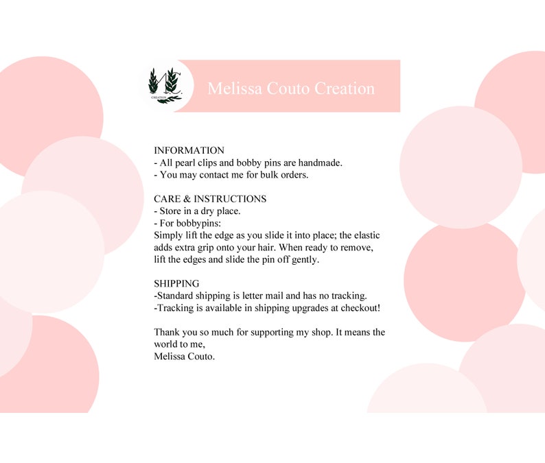 K&ouml;nnte beinhalten: Eine wei&szlig;e Karte mit rosa Kreisen im Hintergrund und schwarzem Text. Der Text lautet "Melissa Couto Creation", "Informationen", "Alle Perlenclips und Haarnadeln sind handgefertigt", "Sie k&ouml;nnen mich f&uuml;r Gro&szlig;bestellungen kontaktieren", "Pflege und Anleitung", "An einem trockenen Ort aufbewahren", "F&uuml;r Haarnadeln: Heben Sie einfach die Kante an, wenn Sie sie an Ort und Stelle schieben; das Gummiband sorgt f&uuml;r zus&auml;tzlichen Halt auf Ihrem Haar. Wenn Sie bereit sind, sie zu entfernen, heben Sie die Kanten an und schieben Sie die Nadel vorsichtig ab.", "Versand", "Der Standardversand erfolgt per Briefpost und hat keine Sendungsverfolgung", "Sendungsverfolgung ist in Versand-Upgrades an der Kasse verf&uuml;gbar!", "Vielen Dank f&uuml;r Ihre Unterst&uuml;tzung meines Shops. Es bedeutet mir die Welt, Melissa Couto."