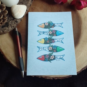 Carte de poisson portugaise ; Couleurs colorées et vibrantes avec art folklorique inspiré du Portugal. Carte vierge ; Enveloppe incluse. Lot de 4 disponibles !