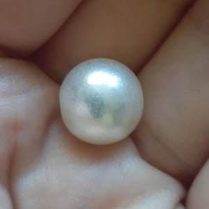 Close up of the 12mm pearl in hand. You can see the textured appearance.
