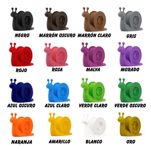 Op de afbeelding: Een verzameling slakvormige beeldjes in verschillende kleuren: zwart, bruin, grijs, rood, roze, paars, blauw, groen, oranje, geel, wit en goud. Elk beeldje heeft een opgerolde schelp en is gelabeld met zijn kleurnaam.