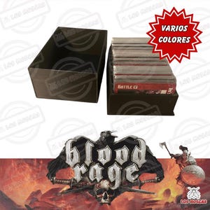 Puede incluir: Dos cajas negras para guardar cartas, una vacía y otra llena de cartas. Las cartas están en una funda protectora. Un gráfico rojo y blanco en forma de estrella dice "VARIOUS COLORES". La imagen también presenta el logotipo de "Blood Rage".