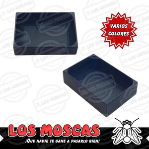 Op de afbeelding: Twee donkergrijze rechthoekige trays worden getoond tegen een witte achtergrond. De trays hebben een licht verhoogde rand. De afbeelding bevat ook de tekst "VARIOS COLORES" in een rode ster en het logo "LOS MOSCAS".