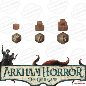 Puede incluir: La imagen muestra componentes del juego Arkham Horror: The Card Game. Incluye fichas de cajas de madera marrón, fichas hexagonales con ilustraciones de cajas y fichas con los números 3 y 5. El logotipo del juego está en la parte inferior.