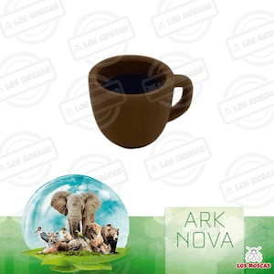 Può includere: Una tazza da caffè in ceramica marrone con un liquido marrone scuro al suo interno. La tazza ha un manico ed è appoggiata su uno sfondo bianco. L'immagine include anche uno sfondo verde con una bolla che contiene un elefante dei cartoni animati e altri animali.