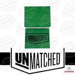 Può includere: Due sottobicchieri quadrati verdi. Il sottobicchiere superiore ha una grafica di mosca e le parole "LOS MOSCAS". Il sottobicchiere inferiore ha la parola "UNMATCHED" in grassetto nero. I sottobicchieri sono su sfondo bianco.