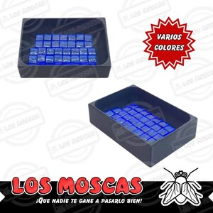 Puede incluir: Dos bandejas negras llenas de pequeñas baldosas azules cuadradas. Un gráfico rojo en forma de estrella dice "VARIOS COLORES". La imagen también muestra el texto "LOS MOSCAS" y "¡QUE NADIE TE GANE A PASARLO BIEN!"