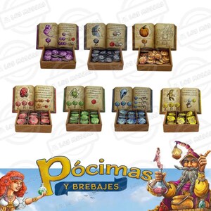 Può includere: Un gioco da tavolo con carte illustrate e vassoi di legno. Il gioco presenta libri aperti con disegni e numeri, insieme a vari gettoni e pezzi del gioco. Il titolo "Pócimas y Brebajes" è visibile in basso.