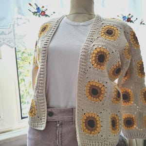 Handgebreid gehaakt oma vierkant zonnebloemvest, wintergebreid festivaljack met bloemen