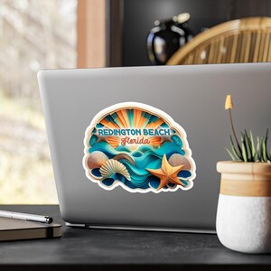 Calcomanía retro de Redington Beach, Florida, con garza azul y atardecer, vinilo troquelado, diseño personalizado, regalo único.